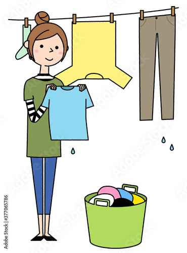 洗濯物を干す若い女性 ママ