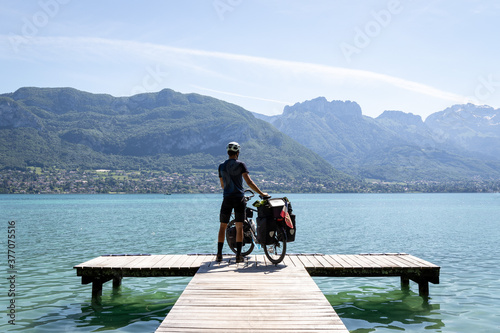 Cuadro en lienzo Lac d'Annecy à vélo.