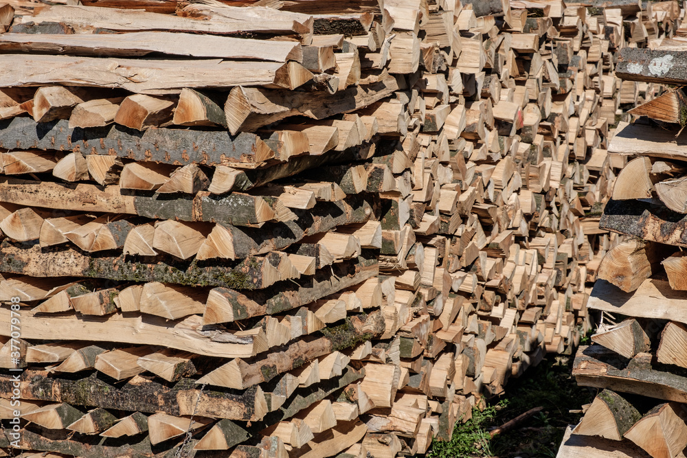 Holzwirtschaft: Aufgestapelte Holzscheite / Brennholz als Brennstoff für den Winter Holzwirtschaft: Aufgestapelte Holzscheite / Brennholz als Brennstoff für den Winter