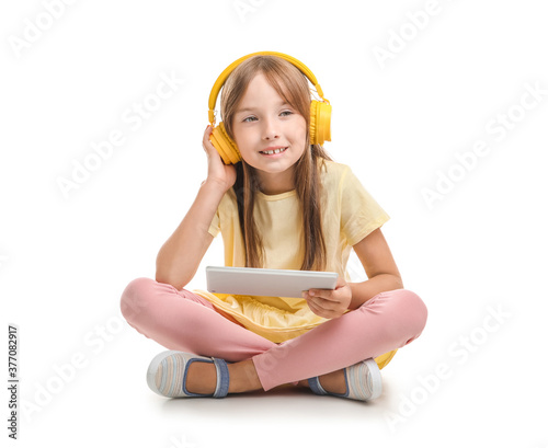 Little girl listening to mu...