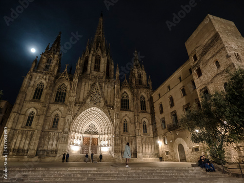 Paisaje urbano de la antigua catedral de Barcelona por la noche