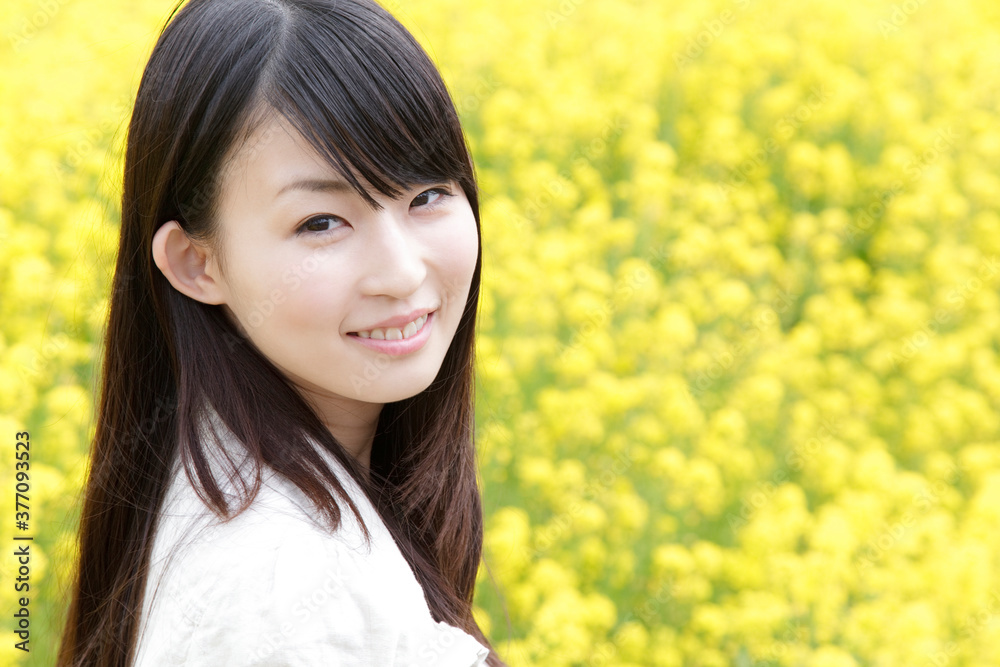 菜の花畑と女性