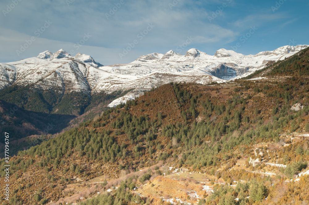 Fototapeta premium Peaks of Ordesa and Monte Perdido. To the left: Monte Perdido, Soum de Ramond and Punta de las Olas. To the right: La Suca and Las Tres Marias. Spain.