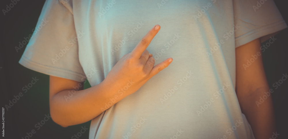 Obraz premium A woman's hand makes a gesture with her hand and fingers