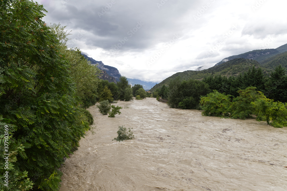 Hochwasser in den Alpen bei Arco am Gardasee