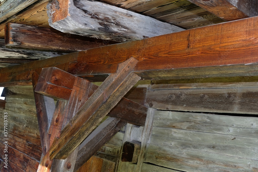 Détail d'une charpente d'un chalet des Alpes françaises Détail d'une charpente d'un chalet des Alpes françaises