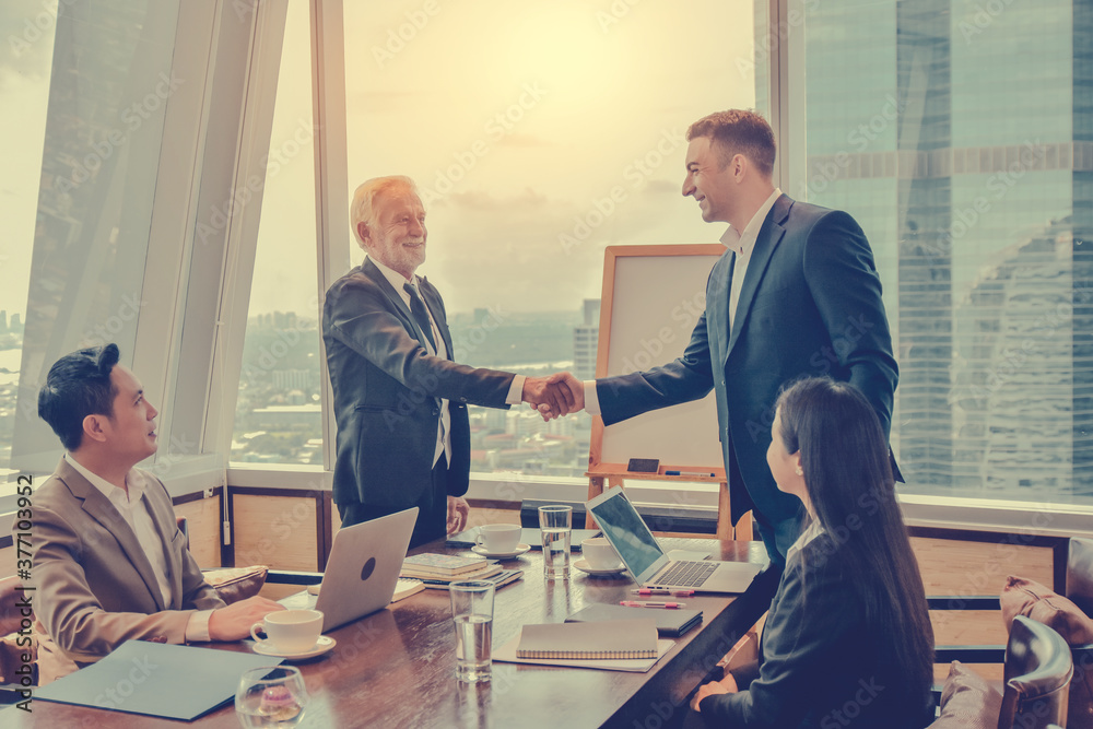 Obraz premium Business people shake hand agreement business meeting success congratulation