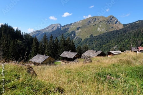 Chalets du village des Lindarets dans les Alpes françaises