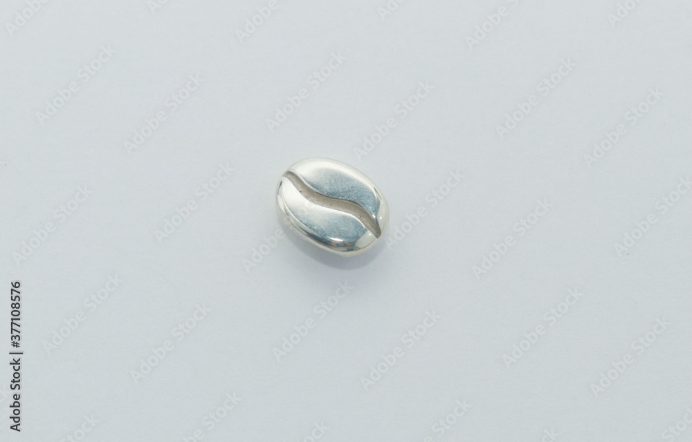 costume jewelry, pendant in the form of a coffee bean, side view, on a white background, isolate. A beautiful, symbolic decoration - a coffee bean on a chain. Memorable gift, relationship, love. costume jewelry, pendant in the form of a coffee bean, side view, on a white background, isolate. A beautiful, symbolic decoration - a coffee bean on a chain. Memorable gift, relationship, love.