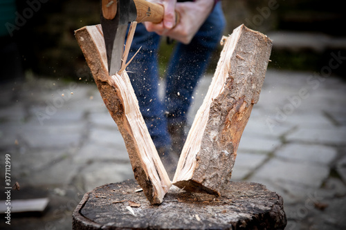 axe splitting log