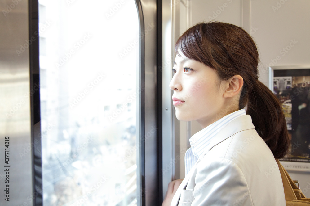 電車に乗るOL 電車に乗るOL