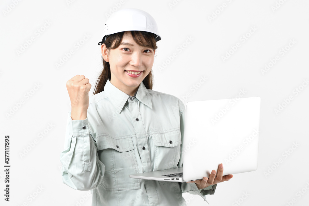 パソコンを持つ作業員の女性 パソコンを持つ作業員の女性