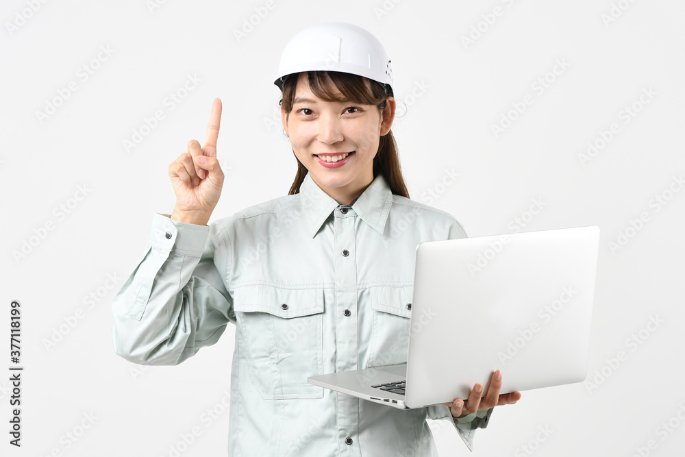 パソコンを持つ作業員の女性