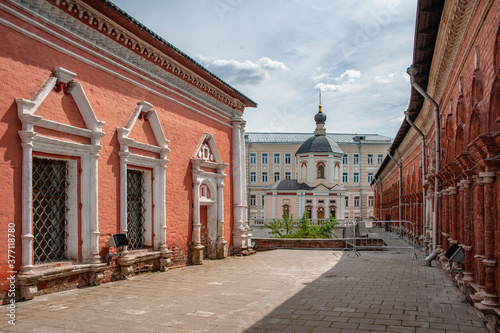 The relatives of the Russian tsars Naryshkins donated their town estate to the monastery. This is how the Southern Courtyard, also built in the Moscow Baroque style, arose. 
