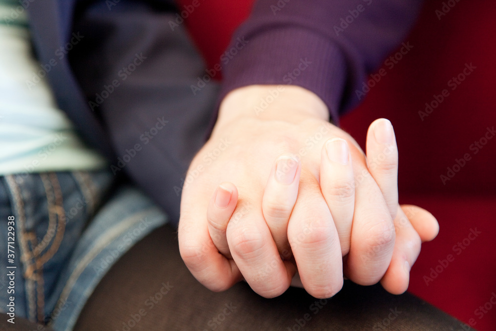 手を握るカップルの手元