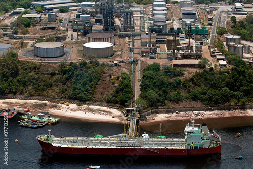 Vista aérea de navio petroleiro carregando em refinária no porto de Manaus.. photo