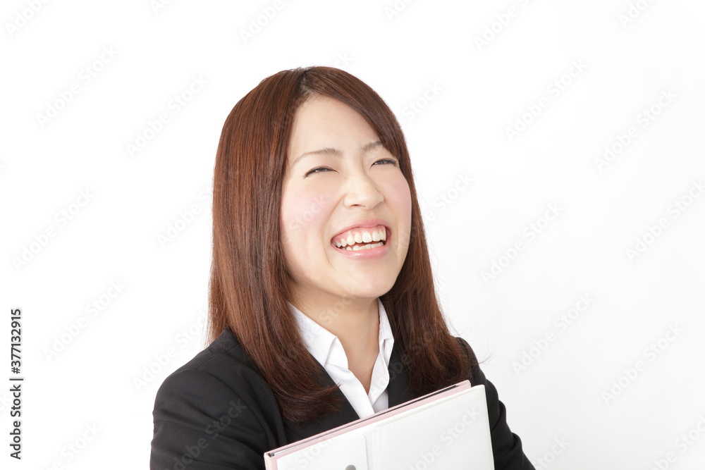 書類を持つ新入社員 書類を持つ新入社員