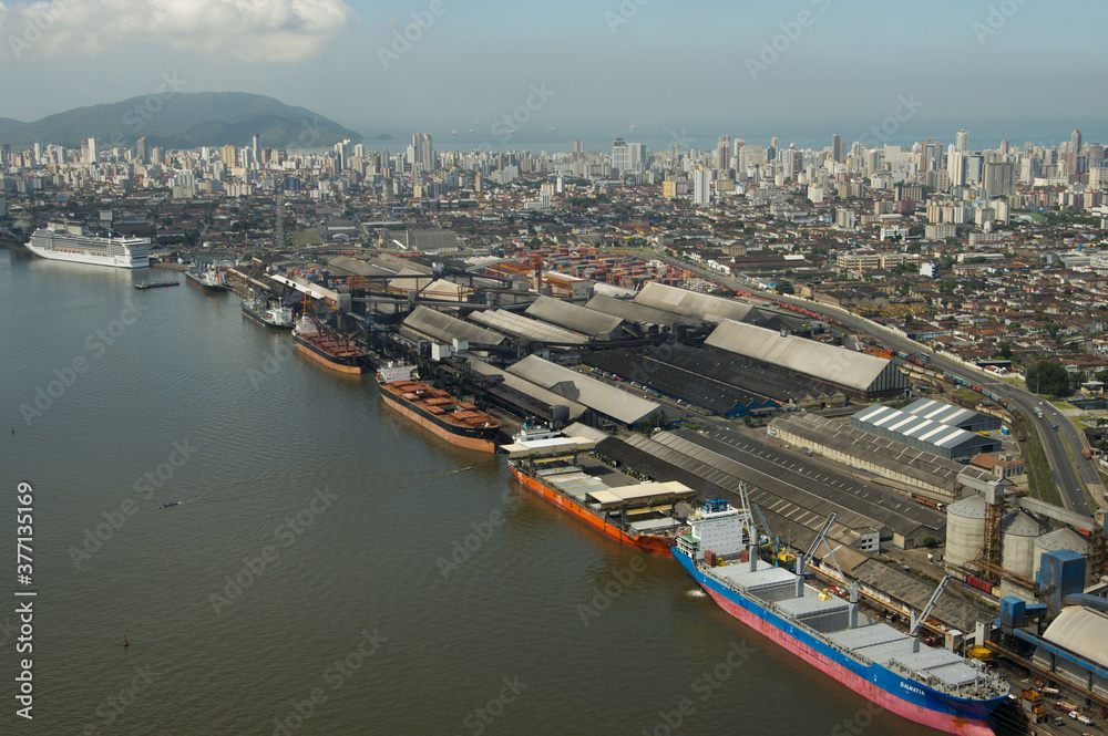 Vista aérea do Porto de Santos .