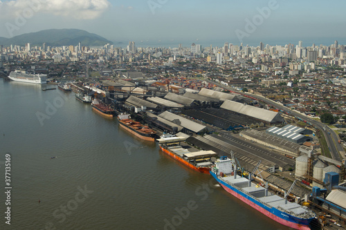 Vista aérea do Porto de Santos .