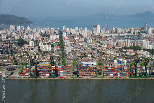 Vista a  rea do Porto de Santos .