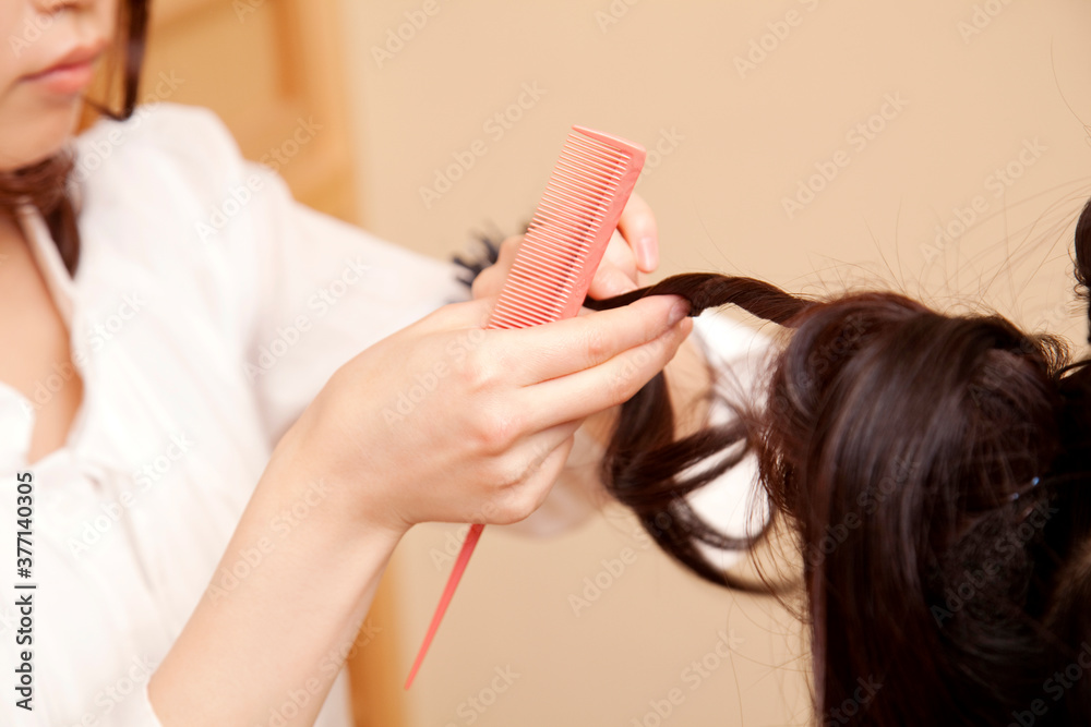 Fototapeta premium ヘアセットする女性