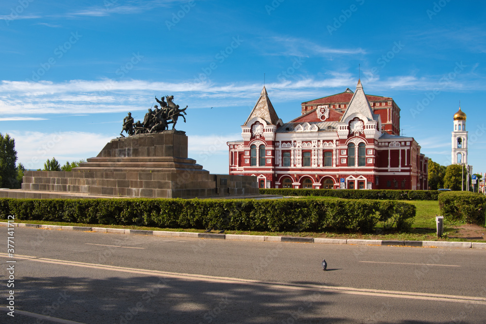 Fototapeta premium Monument to Chapaev on the background of the drama theater in Samara.