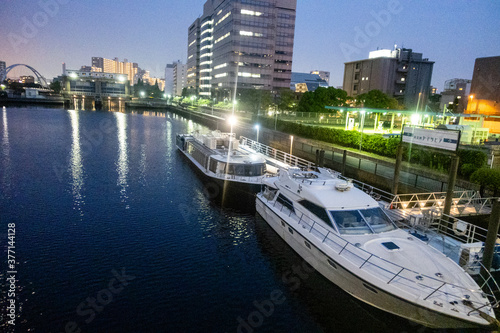 都市の水辺に浮かぶクルーザー