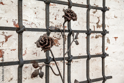 Φωτογραφία old steel grate with metal roses