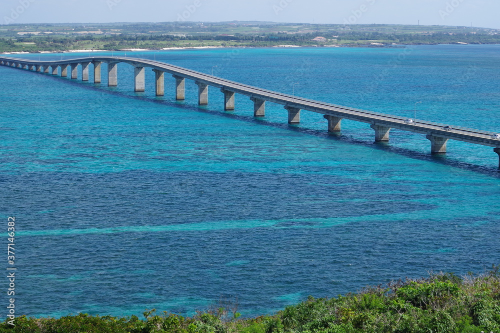 Obraz premium Kurima Bridge and Beautiful Sea View of Miyako Island, Okinawa Prefecture, Japan