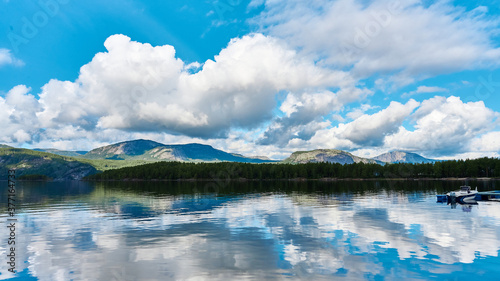Badesee zum schwimmen mit blauem Hintergrund und Siegelung im Wasser zum schwimmen in SChweden und Norwegen