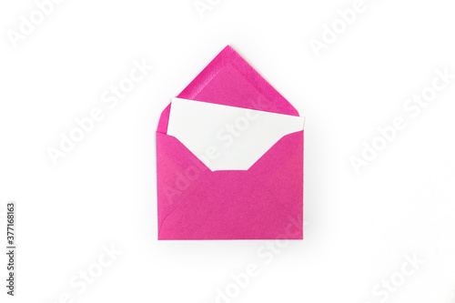 message papier qui sort d'une enveloppe rose photo