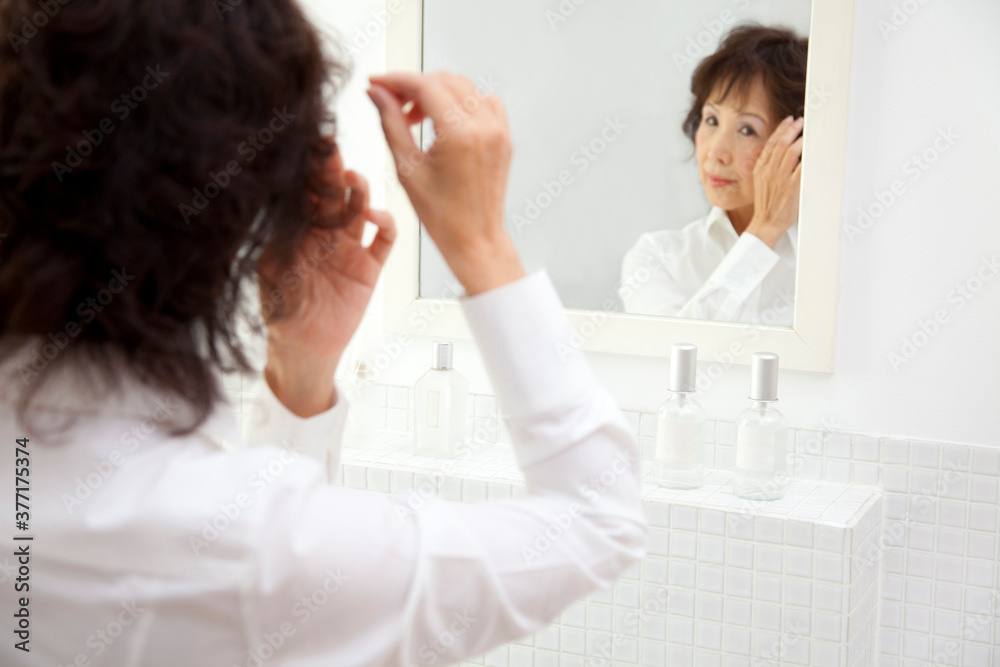 Fototapeta premium 身だしなみを整えるビジネスウーマン