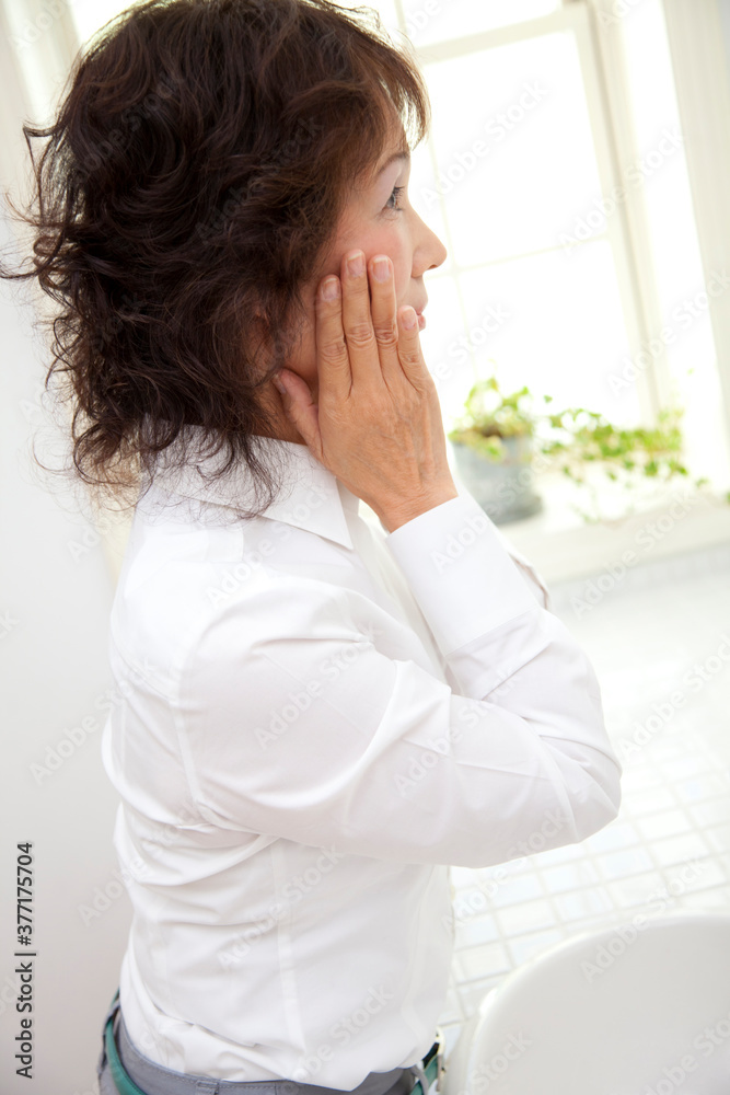 身だしなみを整える女性 身だしなみを整える女性