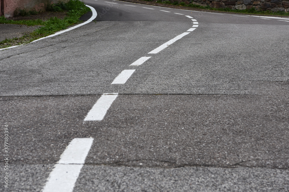 strada asfato corsa auto curva strisce tratteggiate sicurezza stradale asfalto 