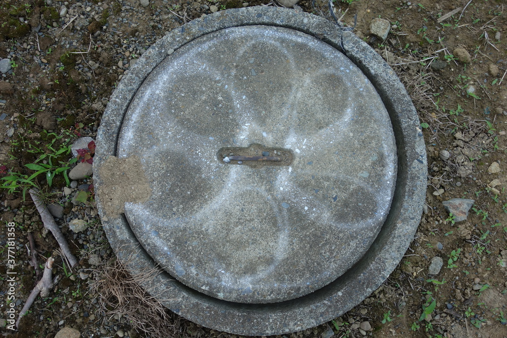 北海道の灰色のマンホール（壁紙用）