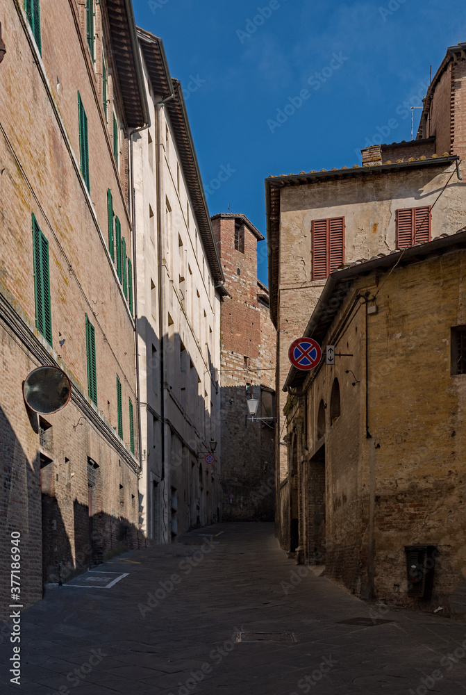 Straße in der Altstadt von Siena in der Toskana in Italien 