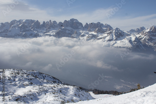 panorama delle Dolimiti da una vetta con nuvole basse