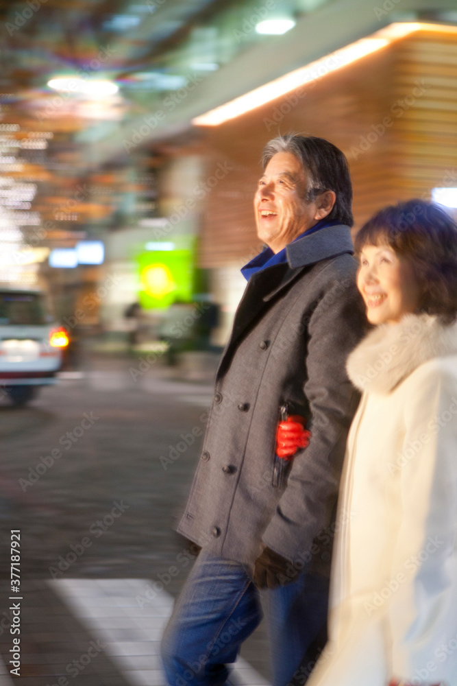 Obraz premium 腕を組んで歩くシニア夫婦