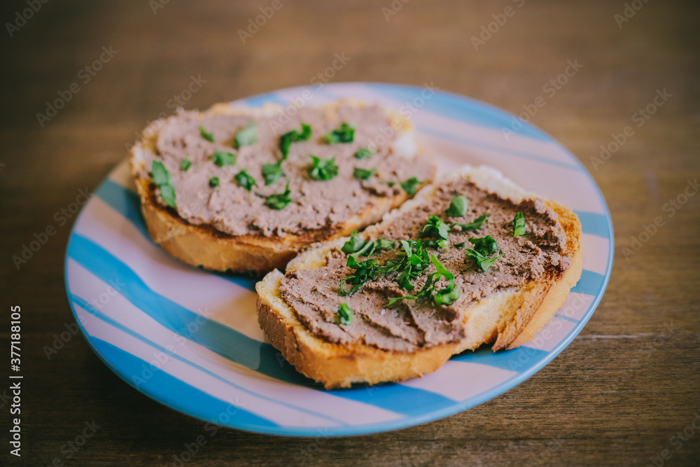 Leberwurst en toastada pate de cerdo Leberwurst en toastada pate de cerdo