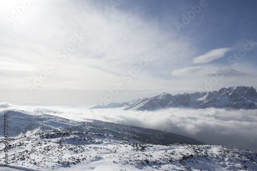 panorama delle Dolimiti da una vetta con nuvole basse
