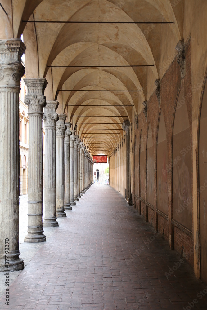 foto in prospettiva dei portici di Bologna in via Zamboni