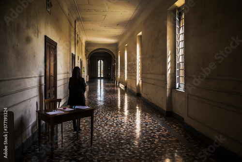 Fotografi Internal spaces into the abandoned insane asylum in Naples, Italy
