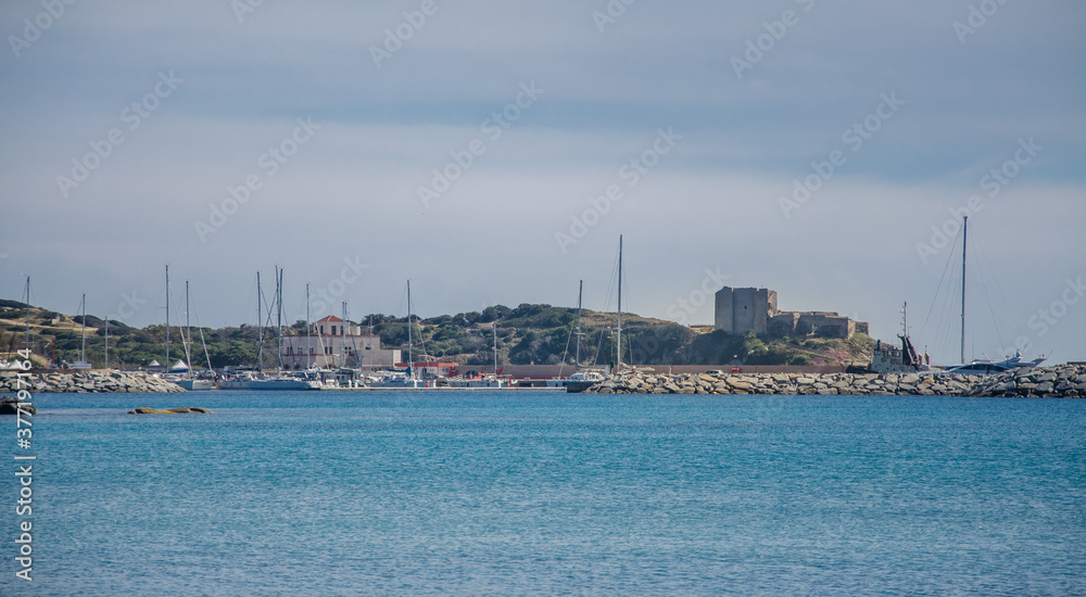 Schiffe und Boote vor der Küste Sardiniens