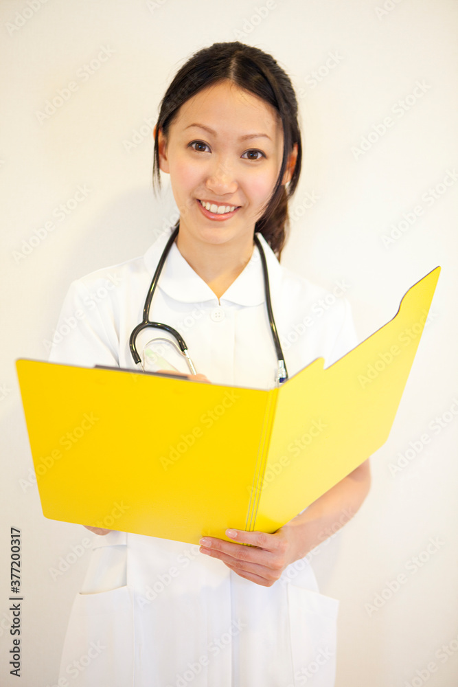 カルテを持つ看護師