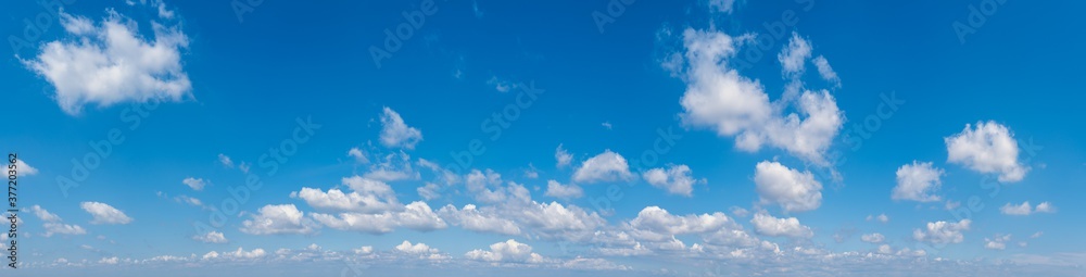 Obraz premium White cumulus clouds in blue sky panoramic high resolution background