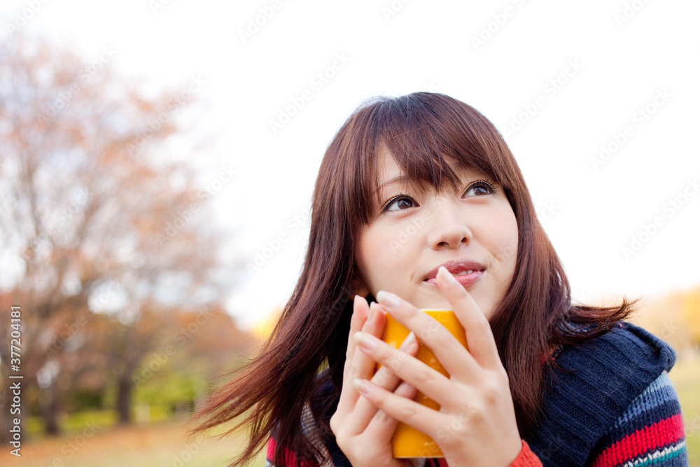 ホットドリンクを飲む女性