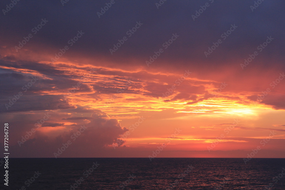 tramonto in mezzo al mare mediterraneo