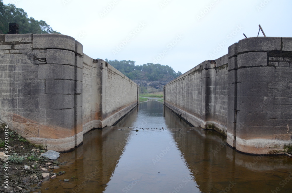 Ancienne écluse barrage de Guerlédan Bretagne 