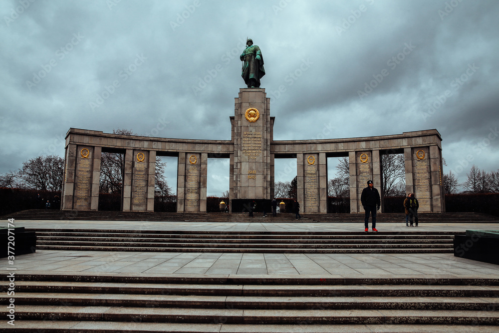 Fototapeta premium Monument to the Soviet wars in Berlin