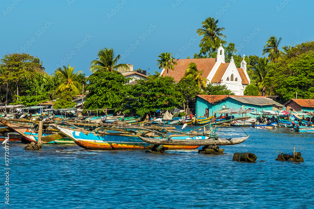 Φωτογραφία Traditional outrigger canoes moored in a tributary to the lagoon in Negombo, Sri